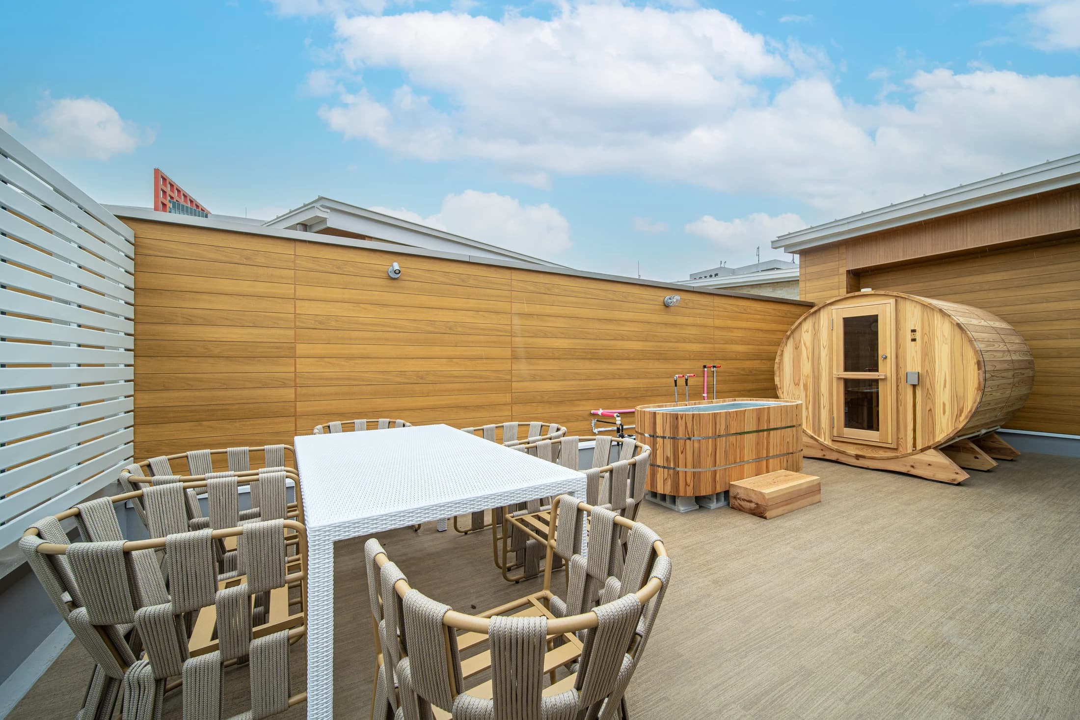 Balcony with a sauna, cold bath and table